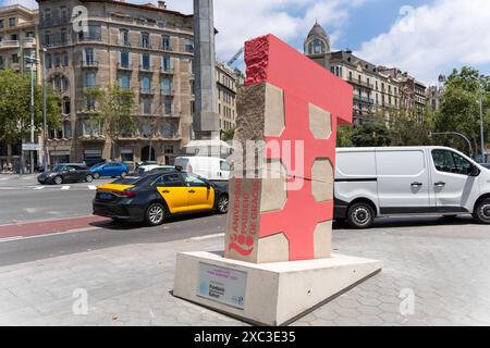 Barcellona ha una nuova scultura, situata all'estremità superiore del lussuoso Passeig de Gracia. L'opera dell'autore catalano Lle-, che risiede a New York, commemora il 200° anniversario della creazione del lungomare con una figura di cemento di 3 metri chiamata Pink Barcino. Barcelona tiene una nueva escultura, situada en la parte alta del lujoso Passeig de Grˆcia. La obra del autor catal‡n residente en Nueva York, LLU's Lle-, conmemora los 200 a-os de la creaci-n del paseo con una figura de cemento de 3 metros llamada Pink Barcino. Nella foto: Pink barcino News Politics - Barcellona, Spagna fr Foto Stock