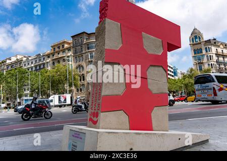 Barcellona ha una nuova scultura, situata all'estremità superiore del lussuoso Passeig de Gracia. L'opera dell'autore catalano Lle-, che risiede a New York, commemora il 200° anniversario della creazione del lungomare con una figura di cemento di 3 metri chiamata Pink Barcino. Barcelona tiene una nueva escultura, situada en la parte alta del lujoso Passeig de Grˆcia. La obra del autor catal‡n residente en Nueva York, LLU's Lle-, conmemora los 200 a-os de la creaci-n del paseo con una figura de cemento de 3 metros llamada Pink Barcino. Nella foto: Pink barcino News Politics - Barcellona, Spagna fr Foto Stock