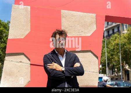 Barcellona ha una nuova scultura, situata all'estremità superiore del lussuoso Passeig de Gracia. L'opera dell'autore catalano Lle-, che risiede a New York, commemora il 200° anniversario della creazione del lungomare con una figura di cemento di 3 metri chiamata Pink Barcino. Barcelona tiene una nueva escultura, situada en la parte alta del lujoso Passeig de Grˆcia. La obra del autor catal‡n residente en Nueva York, LLU's Lle-, conmemora los 200 a-os de la creaci-n del paseo con una figura de cemento de 3 metros llamada Pink Barcino. Nella foto: Lluis Lleo News Politics - Barcellona, Spagna frid Foto Stock