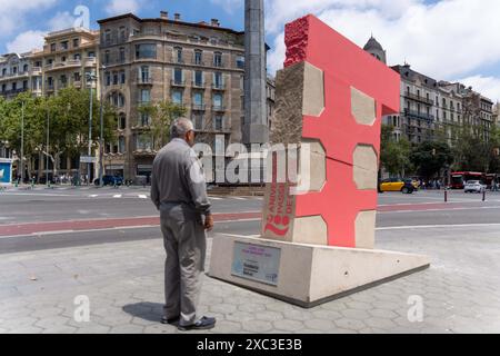 Barcellona ha una nuova scultura, situata all'estremità superiore del lussuoso Passeig de Gracia. L'opera dell'autore catalano Lle-, che risiede a New York, commemora il 200° anniversario della creazione del lungomare con una figura di cemento di 3 metri chiamata Pink Barcino. Barcelona tiene una nueva escultura, situada en la parte alta del lujoso Passeig de Grˆcia. La obra del autor catal‡n residente en Nueva York, LLU's Lle-, conmemora los 200 a-os de la creaci-n del paseo con una figura de cemento de 3 metros llamada Pink Barcino. Nella foto: Pink barcino News Politics - Barcellona, Spagna fr Foto Stock