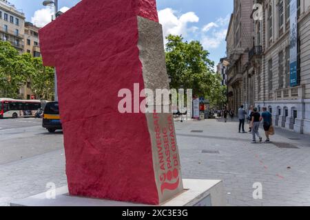 Barcellona ha una nuova scultura, situata all'estremità superiore del lussuoso Passeig de Gracia. L'opera dell'autore catalano Lle-, che risiede a New York, commemora il 200° anniversario della creazione del lungomare con una figura di cemento di 3 metri chiamata Pink Barcino. Barcelona tiene una nueva escultura, situada en la parte alta del lujoso Passeig de Grˆcia. La obra del autor catal‡n residente en Nueva York, LLU's Lle-, conmemora los 200 a-os de la creaci-n del paseo con una figura de cemento de 3 metros llamada Pink Barcino. Nella foto: Pink barcino News Politics - Barcellona, Spagna fr Foto Stock