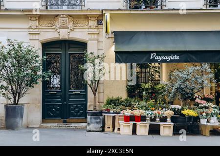 Parigi, Francia - 26 maggio 2024: Negozio di fiori a Parigi nel 17° arrondissement Foto Stock