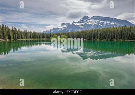 Mount Rundle si riflette nel lago Johnson nel Banff National Park, Alberta, Canada Foto Stock