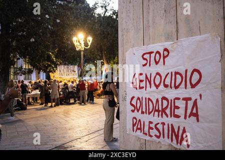 Brindisi, Italia. 13 giugno 2024. Sono in corso iniziative a Brindisi e nella sua provincia contro il G7. I politici si incontrano per cena tra sfarzo e lusso e i movimenti organizzano una cena popolare con dibattiti e balli. (Foto di Elisa Bianchini/Pacific Press) credito: Pacific Press Media Production Corp./Alamy Live News Foto Stock