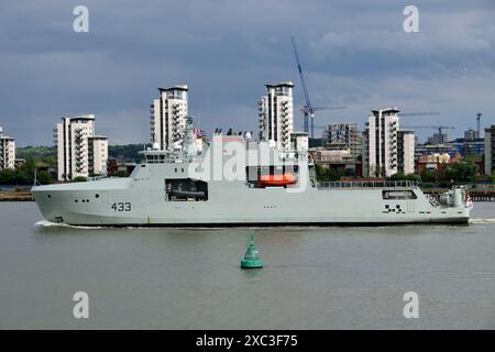 HMCS WILLIAM HALL (AOPV) 433 vascello di pattuglia offshore classe Harry DeWolf, della Royal Canadian Navy sul fiume Tamigi a seguito di una visita a Londra, Regno Unito Foto Stock