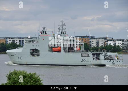 HMCS WILLIAM HALL (AOPV) 433 vascello di pattuglia offshore classe Harry DeWolf, della Royal Canadian Navy sul fiume Tamigi a seguito di una visita a Londra, Regno Unito Foto Stock