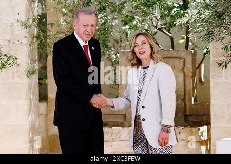 Borgo Egnazia, Italia. 14 giugno 2024. La Presidente del Consiglio Giorgia Meloni e il presidente della Turchia Recep Tayyip Erdogan durante la riunione dei capi di Stato e di governo dei Paesi G7 a Borgo Egnazia, Venerd&#xec;, 14 giugno 2024 (foto Roberto Monaldo/LaPresse) il primo Ministro Giorgia Meloni e il Presidente della Turchia Recep Tayyip Erdo&#x11f;an durante l'incontro dei Capi di Stato e di governo dei paesi del G7 a Borgo Egnazia, venerdì 14 giugno 2024 (foto di Roberto Monaldo/LaPresse) crediti: LaPresse/Alamy Live News Foto Stock