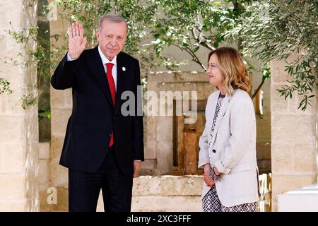 Borgo Egnazia, Italia. 14 giugno 2024. La Presidente del Consiglio Giorgia Meloni e il presidente della Turchia Recep Tayyip Erdogan durante la riunione dei capi di Stato e di governo dei Paesi G7 a Borgo Egnazia, Venerd&#xec;, 14 giugno 2024 (foto Roberto Monaldo/LaPresse) il primo Ministro Giorgia Meloni e il Presidente della Turchia Recep Tayyip Erdo&#x11f;an durante l'incontro dei Capi di Stato e di governo dei paesi del G7 a Borgo Egnazia, venerdì 14 giugno 2024 (foto di Roberto Monaldo/LaPresse) crediti: LaPresse/Alamy Live News Foto Stock