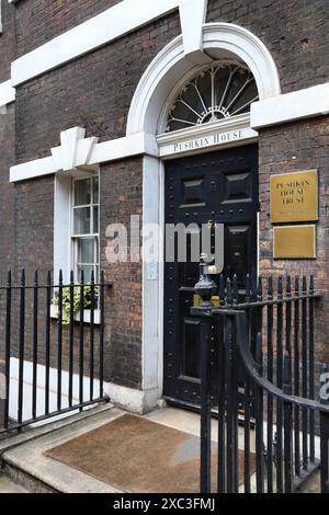 LONDRA, Regno Unito - 7 LUGLIO 2016: Pushkin House a Bloomsbury Square a Londra. È il più antico centro culturale russo indipendente del Regno Unito. Foto Stock