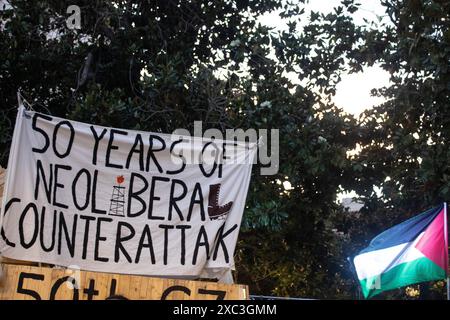 Brindisi, Italia. 13 giugno 2024. Sono in corso iniziative a Brindisi e nella sua provincia contro il G7. I politici si incontrano per cena tra sfarzo e lusso e i movimenti organizzano una cena popolare con dibattiti e balli. (Credit Image: © Elisa Bianchini/Pacific Press via ZUMA Press Wire) SOLO PER USO EDITORIALE! Non per USO commerciale! Foto Stock