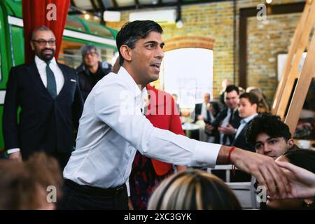 Leigh-on-Sea, Regno Unito - 15 gennaio 2024: Rishi Sunak stringe la mano all'elettorato di supporto in un incontro e saluto Foto Stock