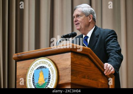 Washington D.C., USA - 4 giugno 2024: Il Segretario dell'Agricoltura degli Stati Uniti Tom Vilsack fa delle osservazioni durante un incontro con l'USDA Foto Stock