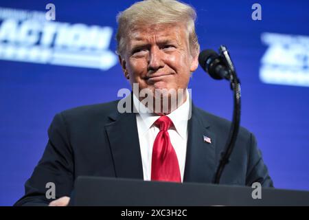 Phoenix, Arizona - 23 giugno 2020: Primo piano di Donald Trump che sorride e parla dietro un podio con un microfono ad un evento politico Foto Stock