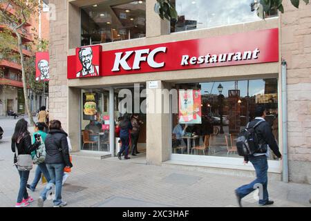 BARCELLONA, SPAGNA - 6 NOVEMBRE 2012: Persone a piedi dal fast food KFC a Barcellona, Spagna. I ristoranti KFC sono presenti in 150 paesi. Foto Stock