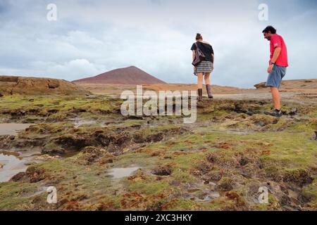 TENERIFE, SPAGNA - 28 OTTOBRE 2012: I turisti visitano Medano Beach in Costa del Silencio a Tenerife. La Spagna è il terzo paese più visitato al mondo Foto Stock