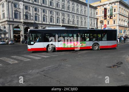 ROMA, ITALIA - 8 APRILE 2012: Le persone viaggiano sull'autobus ATAC a Roma. ATAC è il principale operatore di linee di autobus a Roma. Foto Stock