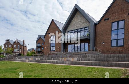 Nuova costruzione abitativa con giardini all'inglese, giochi d'acqua, centro comunità e aree gioco King's Weald, Burgess Hill, West Sussex Foto Stock