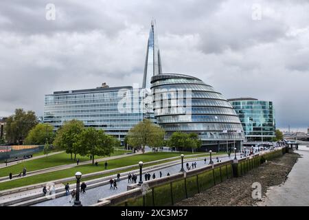 LONDRA, Regno Unito - 15 MAGGIO 2012: Le persone camminano accanto al municipio (GLA) nel quartiere Southwark di Londra. Londra è la città più popolosa e metropolitana Foto Stock