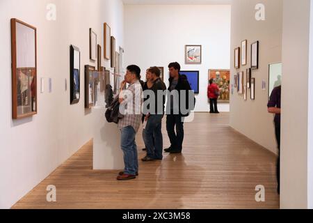 LONDON, Regno Unito - 14 Maggio 2012: persone visitano la Tate Modern Gallery di Londra. È il più visitato galleria di arte moderna di tutto il mondo, con circa 4,7 milioni di vi Foto Stock