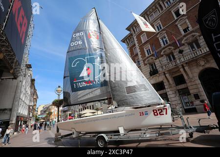 Rijeka, Croazia. 14 giugno 2024. Una barca a vela posta su Korzo davanti alla regata di vela Fiumanka 2024, a fiume, in Croazia, il 14 giugno 2024. Foto: Goran Kovacic/PIXSELL credito: Pixsell/Alamy Live News Foto Stock