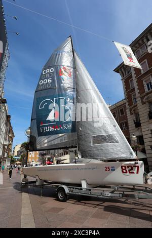 Rijeka, Croazia. 14 giugno 2024. Una barca a vela posta su Korzo davanti alla regata di vela Fiumanka 2024, a fiume, in Croazia, il 14 giugno 2024. Foto: Goran Kovacic/PIXSELL credito: Pixsell/Alamy Live News Foto Stock