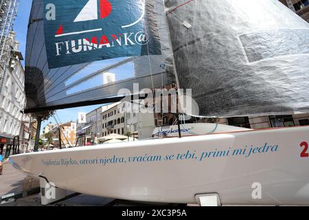 Rijeka, Croazia. 14 giugno 2024. Una barca a vela posta su Korzo davanti alla regata di vela Fiumanka 2024, a fiume, in Croazia, il 14 giugno 2024. Foto: Goran Kovacic/PIXSELL credito: Pixsell/Alamy Live News Foto Stock