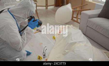 Un uomo con attrezzatura protettiva fotografa prove su una scena del crimine, con impronte sanguinose e un contorno del corpo sul pavimento. Foto Stock