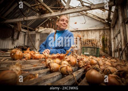 L'esperto di giardinaggio BOB FLOWERDEW a casa Foto Stock