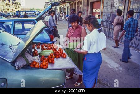 Suriname - mercato informale dove le verdure vengono vendute fuori dal bagagliaio di un'auto nel centro di Paramaribo. Foto Stock