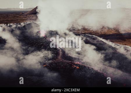 Il primo giorno in cui fu aperto il sentiero per il vulcano. Grindavik, Reykjanes, Islanda - 11 luglio 2023. Zona di Fagradalsfjall, vicino a Litli-Hrutur. Foto Stock