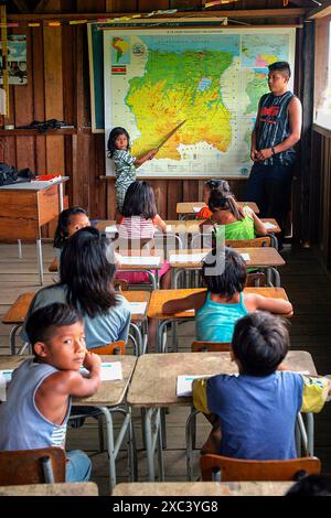 Suriname, mappa del paese in una scuola elementare sull'isola di Stoelmans nel fiume Tapanahony al confine con la Guyana francese. Foto Stock