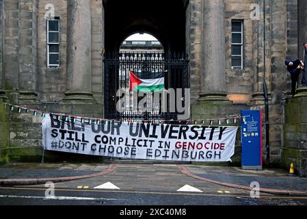 Attivisti studenteschi bloccano l'Old College dell'Università di Edimburgo, accusando l'università di sostenere indirettamente la guerra a Gaza. 14 giugno 2024. Foto Stock