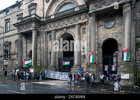 Attivisti studenteschi bloccano l'Old College dell'Università di Edimburgo, accusando l'università di sostenere indirettamente la guerra a Gaza. 14 giugno 2024. Foto Stock