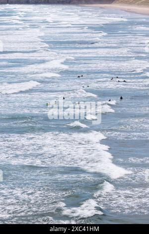 Perranporth Beach, Cornovaglia, Regno Unito. 14 giugno 2024. Coperto e bagnato sulla spiaggia di Perranporth, Cornovaglia. Crediti: Nidpor/Alamy Live News Foto Stock
