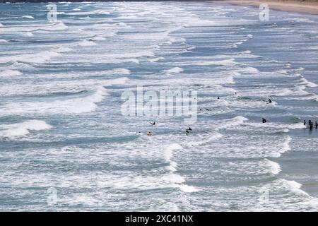 Perranporth Beach, Cornovaglia, Regno Unito. 14 giugno 2024. Coperto e bagnato sulla spiaggia di Perranporth, Cornovaglia. Crediti: Nidpor/Alamy Live News Foto Stock