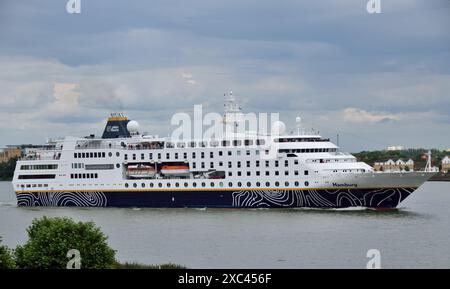 MS Hamburg, gestita da Plantours Cruises, sul Tamigi a Londra per una chiamata al porto Foto Stock