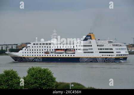 MS Hamburg, gestita da Plantours Cruises, sul Tamigi a Londra per una chiamata al porto Foto Stock