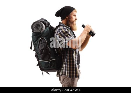 Uomo barbuto con uno zaino con binocolo isolato su sfondo bianco Foto Stock