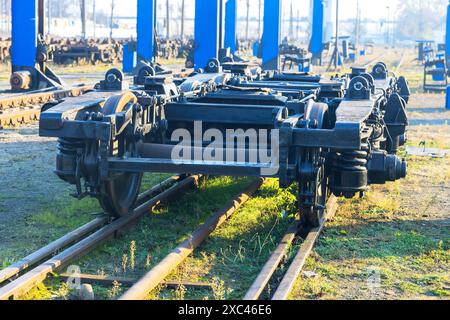 Durante l'attesa di riparazioni, le carrozze ferroviarie erano collocate sull'incrocio ferroviario Foto Stock