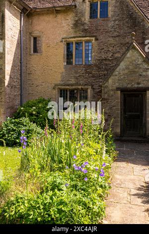 Un confine floreale misto nel giardino di Kelmscott Manor, casa di William Morris, Oxfordshire, Inghilterra Regno Unito Foto Stock