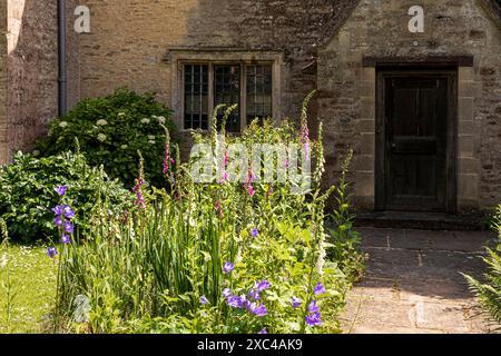 Un confine floreale misto nel giardino di Kelmscott Manor, casa di William Morris, Oxfordshire, Inghilterra Regno Unito Foto Stock