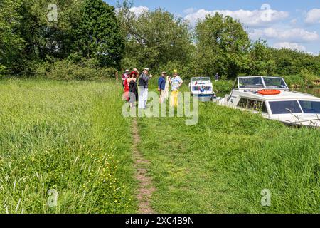 Persone che sbarcano dagli incrociatori a motore sul Tamigi a Kelmscott Manor, casa di William Morris, Oxfordshire, Inghilterra Regno Unito Foto Stock
