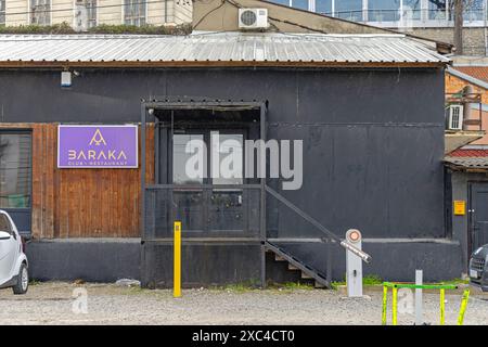 Belgrado, Serbia - 11 marzo 2024: Ristorante Barka Club nella struttura Shed Building in via Karadjordjeva. Foto Stock