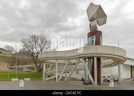 Belgrado, Serbia - 11 marzo 2024: Struttura in calcestruzzo rampa a spirale per biciclette con ascensore per l'accesso degli utenti su sedia a rotelle per tutti. Foto Stock