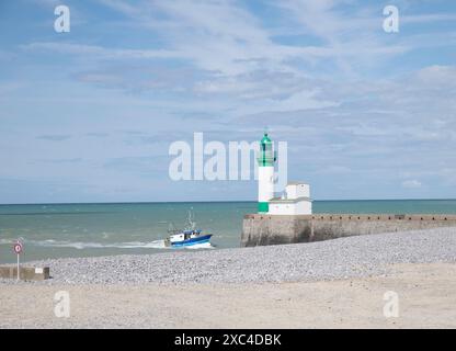 Faro le Treport Seine Maritime, Normandia, Francia con la spiaggia in primo piano e una barca da pesca Foto Stock