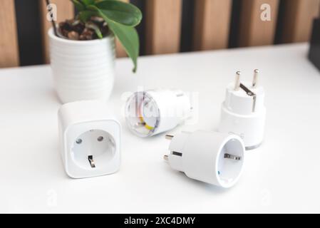 Utilizzo di prese Wi-fi Smart in una casa intelligente, controllo del consumo di elettricità Foto Stock