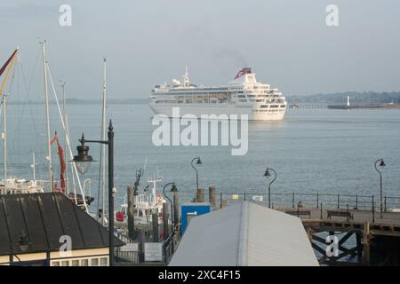 Nave da crociera Braemar sul fiume Stour, passando davanti al Pier Hotel sulla strada per il porto internazionale di Harwich, Essex, Regno Unito Foto Stock