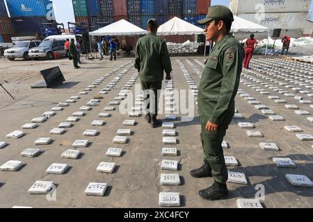 Maracaibo, Venezuela. 25/04/2013. I militari venezuelani sequestrarono i pannelli di cocaina che dovevano essere spediti attraverso il porto in container. Foto di Jose Bula Foto Stock