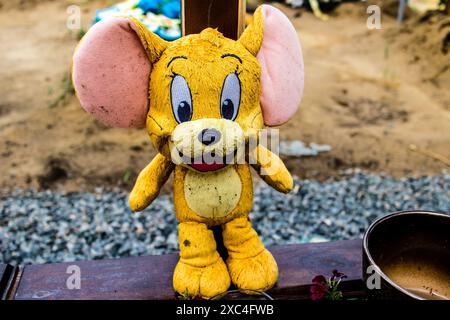 Charkiv, Ucraina, 13 giugno 2024 Aleya Slavy, cimitero militare a sud di Charkiv. Qui riposano i soldati, gli eroi che hanno difeso l'Ucraina. Foto Stock