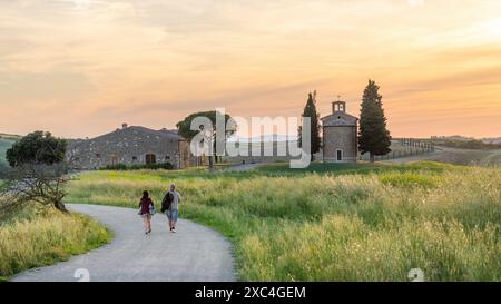 Toscana, Italia; 18 giugno 2024 - Una vista della Cappella Vitaleta, San Quirico d'Orcia, Italia. Foto Stock